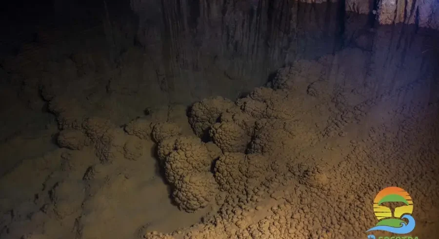 hoq-cave-crystalline-formations-and-water-socotra-island-1536x1024