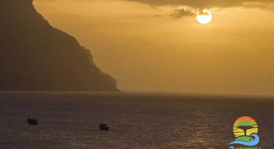 sunset-landscape-qalansiya-sea-mountain-clouds-boats-socotra-island-1536x1024